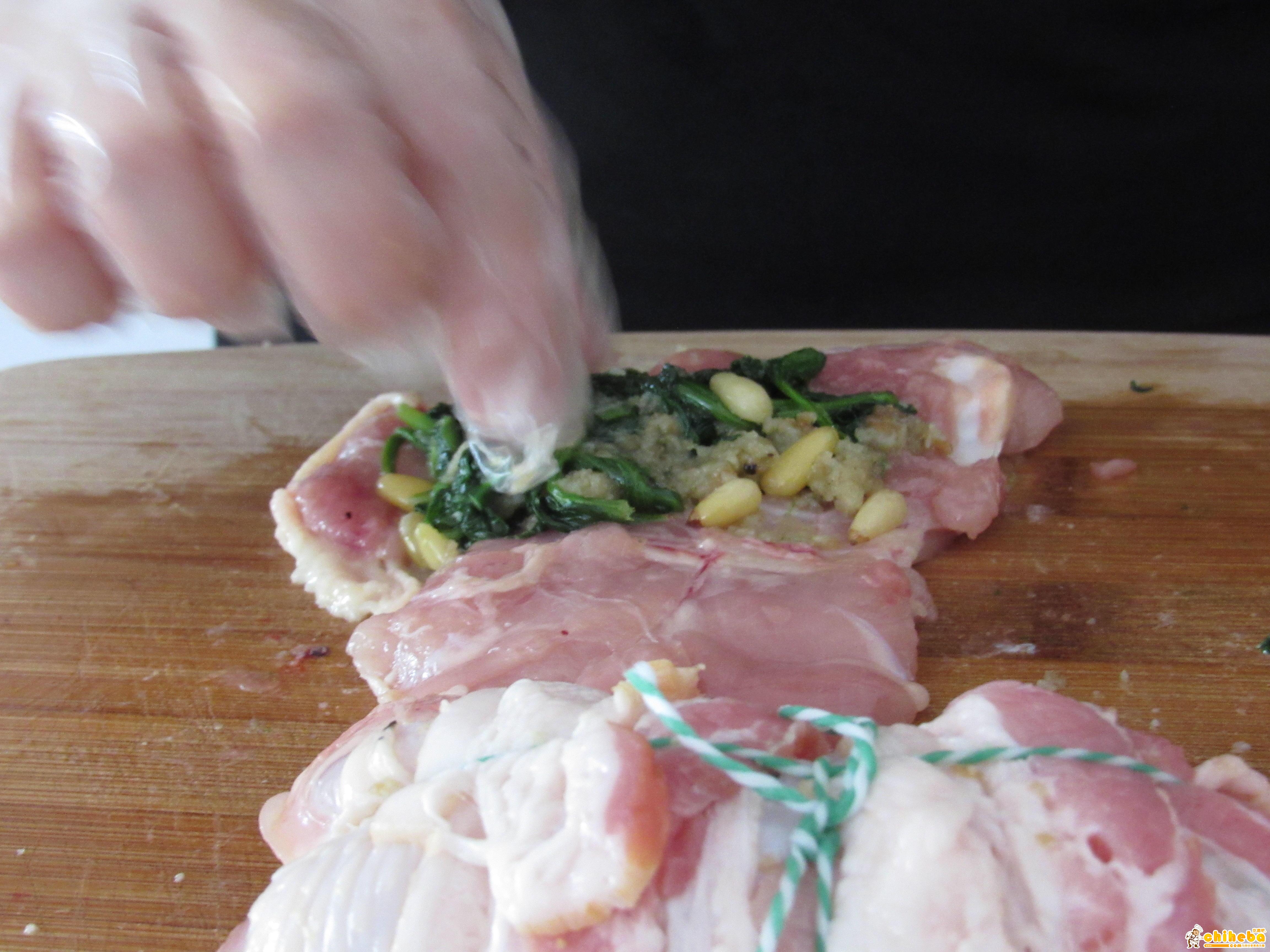 看西餐如何烹饪大鱼大肉 - 培根鸡肉菠菜卷的做法 步骤3